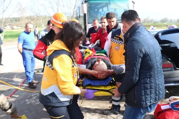 Son dakika: İşçileri taşıyan midibüs otomobille çarpıştı: 12 yaralı-7