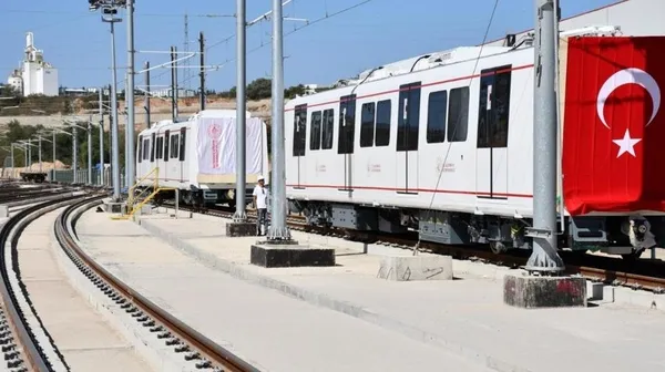 1500-yolcu-alacak-ilk-yerli-ve-milli-surucusuz-metro-araci-gebze-darica-hattinda-raylara-indirildi-1695570940873.jpeg
