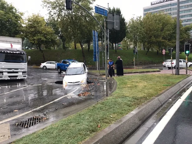 İstanbullular sağanakla mücadele ederken CHP'li İmamoğlu’ndan akılalmaz açıklama! Sorunu çözdük dedi sokaklar göle döndü yollar çöktü-10