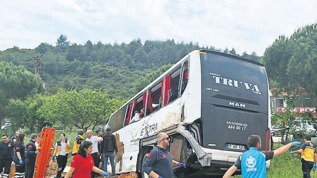 Çanakkale-Ezine kara yolundaki zincirleme kazada can pazarı yaşandı: 8 ölü 21 yaralı!