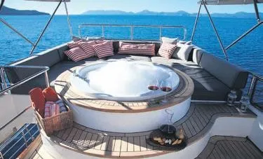 demet-ozdemir-tekne-keyfi-icin-kesenin-agzini-acti-1592348972232.jpeg Demet Özdemir tekne keyfi için kesenin ağzını açtı!-2