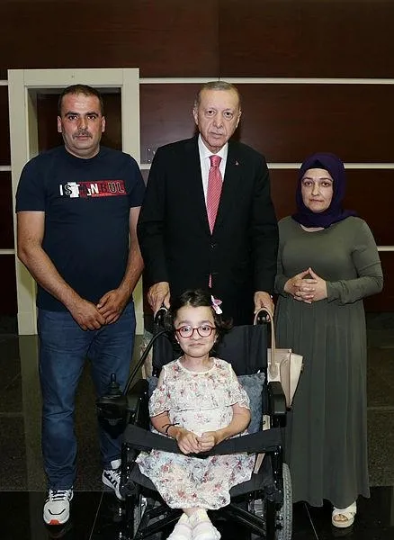 tayyip-dedemi-gormek-istiyorum-demisti-baskan-erdogan-ile-gorusen-cam-kemik-hastasi-hiranin-hayali-gercek-oldu-1659974864957.jpeg "Tayyip dedemi görmek istiyorum" demişti! Başkan Erdoğan ile görüşen cam kemik hastası Hira'nın hayali gerçek oldu-3