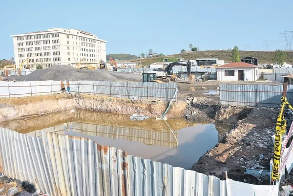1696458215428.jpeg Peşinden koştukları top sonları oldu! İstanbul'da kayıp 3 çocuğun cansız bedeni inşaatın su dolu temelinde bulundu-2