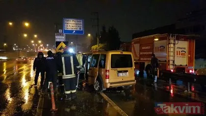 Kocaeli’nin Derince ilçesinde korkunç kaza! Bariyerlere çarpan hafif ticari aracın sürücüsü ağır yaralandı