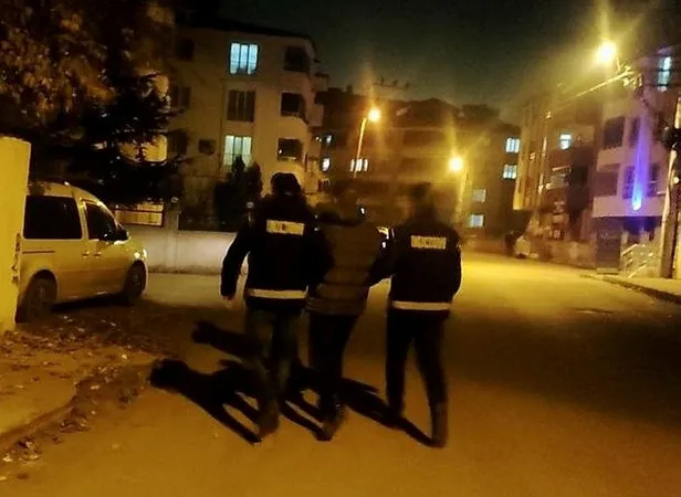 igdirda-kendisini-avukat-olarak-tanitan-semih-baykir-tutuklandi-1670439284302.jpeg Iğdır’da kendisini avukat olarak tanıtan Semih Baykır tutuklandı-4