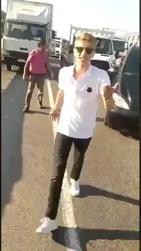 cakarli-aracla-durdugu-dadas-arasi-6-yerinden-bicakladigi-iddia-edilen-muhammet-enes-uysalin-34-yil-hapsi-istendi-1617197831081.jpg Çakarlı araçla durduğu Dadaş Aras'ı 6 yerinden bıçakladığı iddia edilen Muhammet Enes Uysal'ın 34 yıl hapsi istendi-4