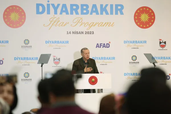 son-dakika-diyarbakirda-depremzedelerle-iftar-programi-baskan-recep-tayyip-erdogandan-teror-ittifakina-sert-so-1681494309980.jpg