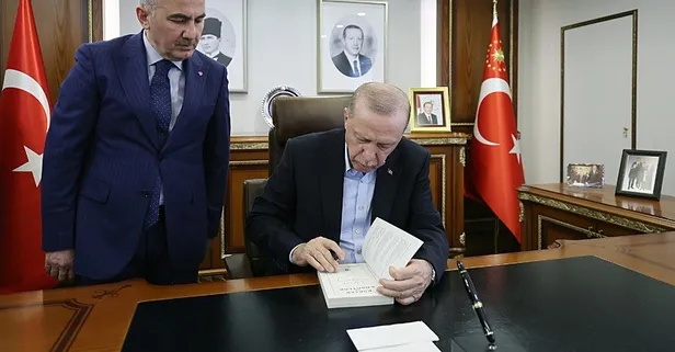 Başkan Erdoğan'dan Rize temasları: Valilikte şeref defterini imzaladı