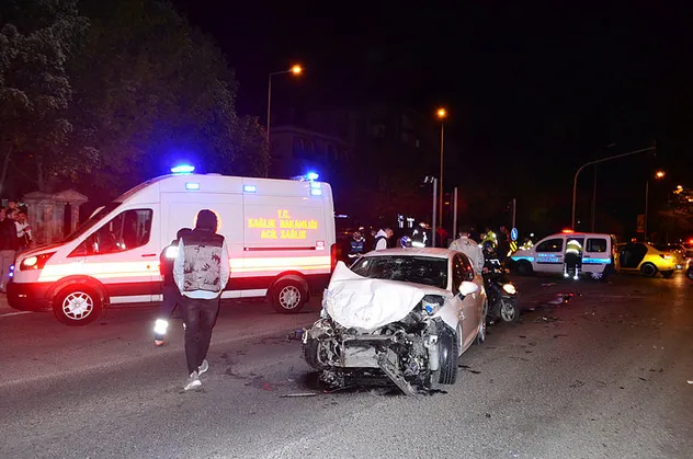 Kırmızı ışık ihlali pahalıya patladı! 3 yaralı