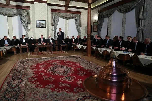 baskan-erdogan-tokatta-ciftcilerle-bulustu-aycicek-yaginda-sorun-yok-1648321074348.jpeg Başkan Erdoğan Tokat'ta çiftçilerle buluştu! "Ayçiçek yağında sorun yok"-8