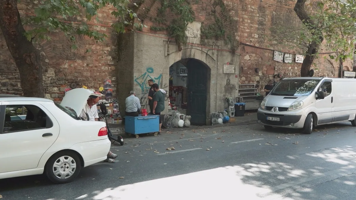 1788938065585.jpeg Galata Bedesteni'nin duvarlarına grafiti çizildi; 9 kubbeli yapı bakımsızlık ve vandalizmle yıpranıyor-7