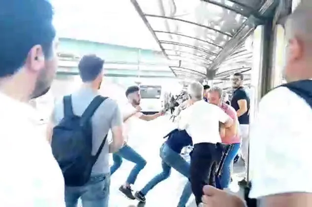 Metrobüs'te kavga! Uyardı diye tekme tokat dayak yedi