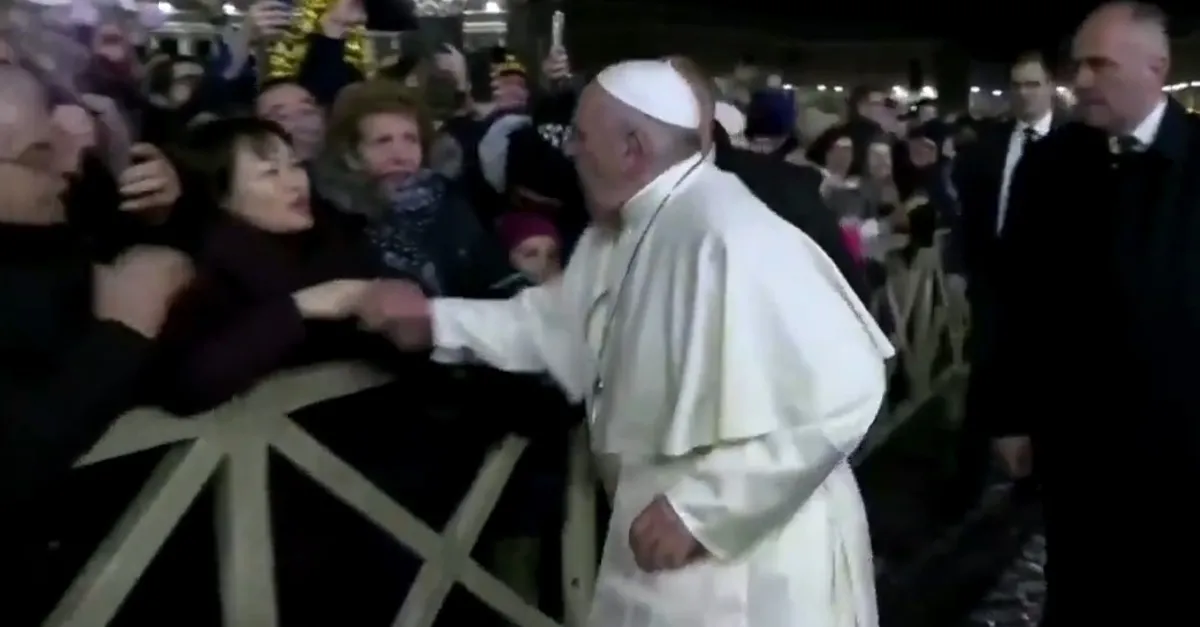 Papa Franciscus elini tutmak isteyen kadına vurdu!