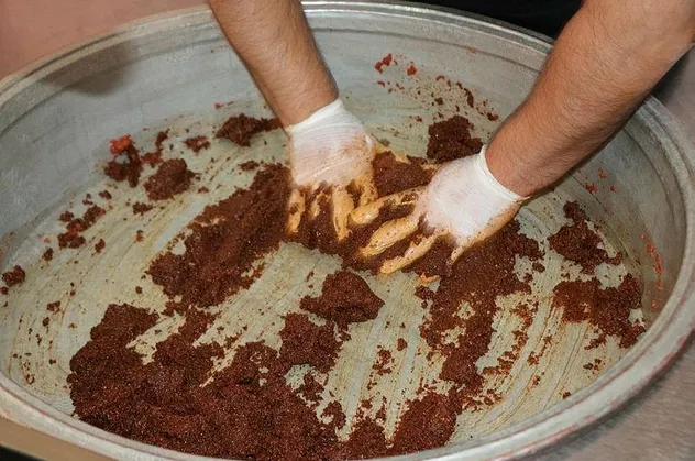 Çiğ köftedeki bu tehlikeye dikkat! Baharat yerine kiremit tozu yemeyin