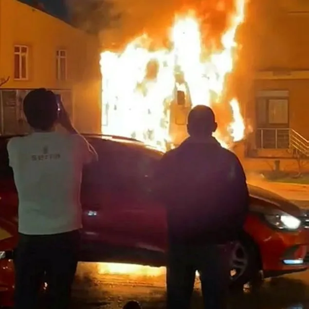 Pendik’te park halindeki kamyon alev alev yandı