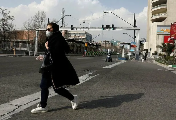 İran'da fabrikalar, koronavirüse karşı tıbbi maske yetiştirebilmek için 24 saat çalışıyor-2