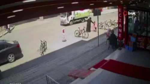 Sancaktepe’de İETT dehşet saçtı! Karşıdan karşıya geçen kadın ve küçük kıza çarptı: O anlar güvenlik kamerasında