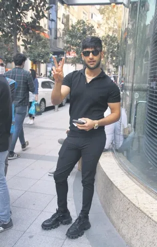 Geçtiğimiz aylarda koronavirüse yakalanan Reynmen maskesiz görüntülendi