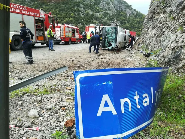 Antalya'da midibüs devrildi: Ölü ve yaralılar var-1