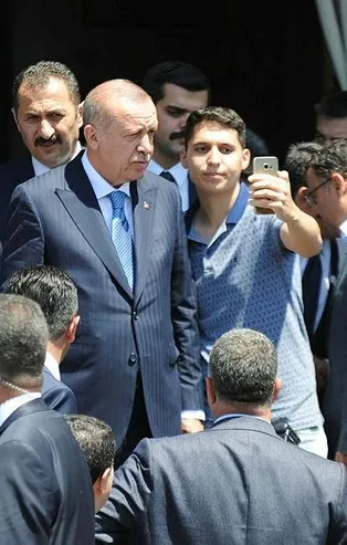 Başkan Erdoğan’a cuma namazı çıkışında vatandaşlardan yoğun ilgi