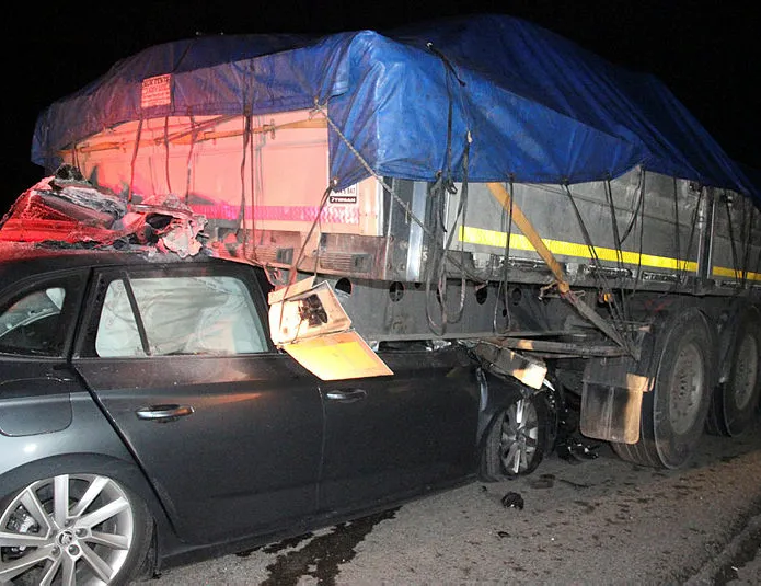 TEM’de korkunç kaza! Tırın altına girdi