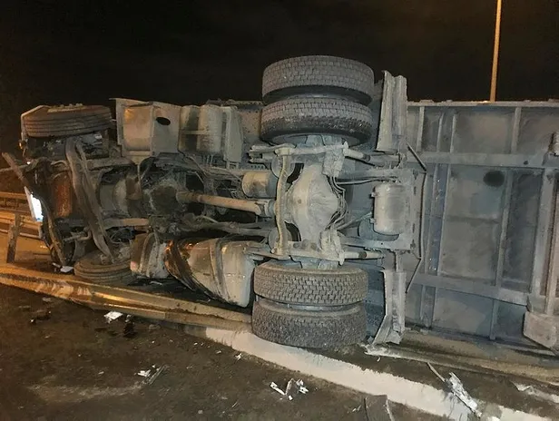 SON DAKİKA: Kuzey Marmara Otoyolu'nda korkutan kaza: Tonlarca ağırlıktaki demir profiller yola savruldu-4