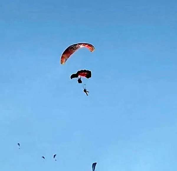 yarasa-adam-ucusu-kotu-bitti-parasutler-havada-carpisti-1635093366563.jpeg Yarasa adam uçuşu kötü bitti! Paraşütler havada çarpıştı-2