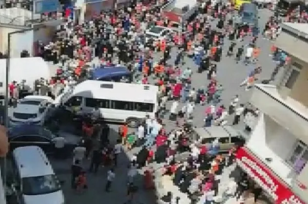 Son dakika: Sultangazi'de freni boşalan servis aracı okul önünde bekleyen öğrenci ve velilere çarptı: 4 yaralı