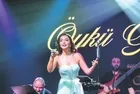 Öykü Gürman sahnede coşturdu! Bir dakika bile yerinde durmadı