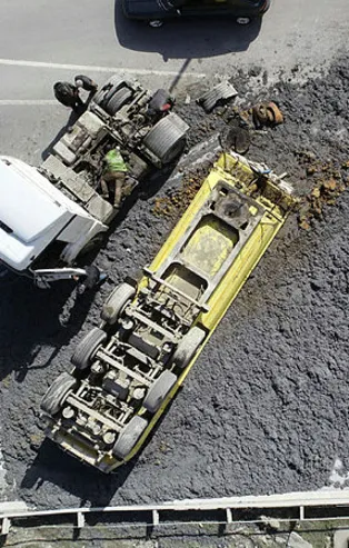 İstanbul'da hafriyat kamyonu dorsesi ters döndü! Tonlarca hafriyat yola saçıldı