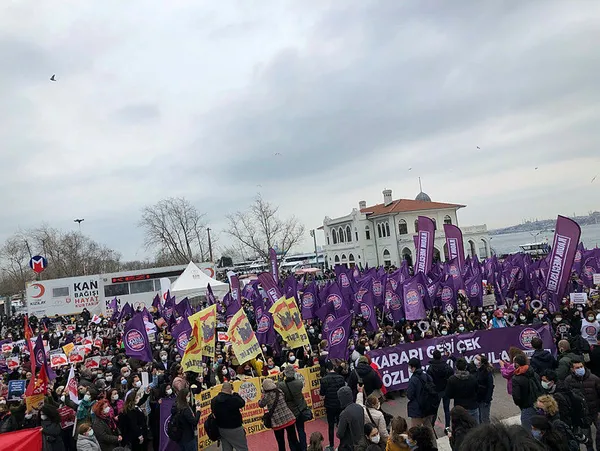 kadikoyde-chpnin-organize-ettigi-istanbul-sozlesmesi-eylemi-duzenlendi-lgbtliler-bayrak-ve-semsiye-acti-1616264475192.jpg Kadıköy'de CHP'nin organize ettiği İstanbul Sözleşmesi eylemi düzenlendi! LGBT'liler bayrak ve şemsiye açtı-7