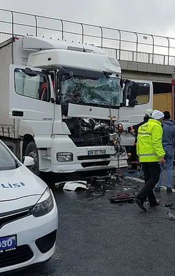 TEM'de büyük kaza! Yol trafiğe kapandı