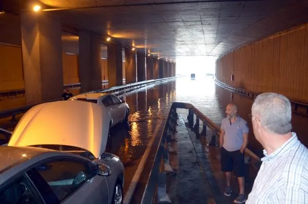 Altgeçitte mahsur kalan araçları zıpkıncılar kurtardı-1