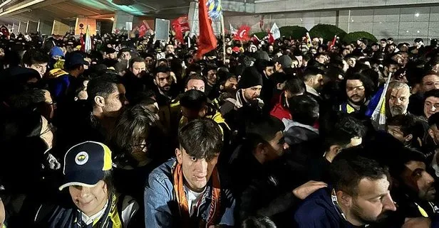 SON DAKİKA I Galatasaray ve Fenerbahçe yurda döndü! Taraftarlar akın etti