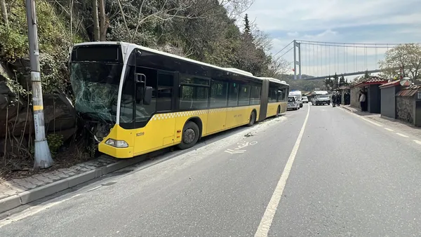 son-dakika-kagithanede-soforu-kalp-krizi-geciren-iett-otobusu-6-araca-carpti-beykozda-iett-otobusu-kaldirima-c-1650535907917.jpg SON DAKİKA: Kağıthane'de şoförü kalp krizi geçiren İETT otobüsü 6 araca çarptı! Beykoz'da İETT otobüsü kaldırıma çıktı taşlara vurdu-5