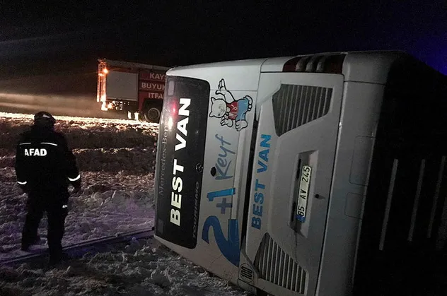 Kayseri'de yolcu otobüsü devrildi: 23 yaralı