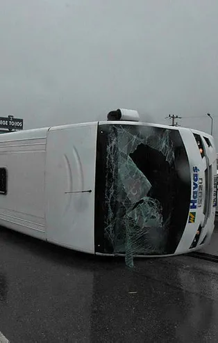 İzmir'de kontrolden çıkan midibüs devrildi