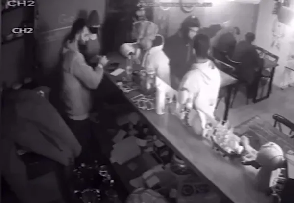 kurtlar-vadisinde-oynamisti-bahadir-unlu-islettigi-kafede-musteriye-bicakla-saldirdi-1644504658450.jpg Kurtlar Vadisi'nde oynamıştı! Bahadır Ünlü işlettiği kafede müşteriye bıçakla saldırdı-4