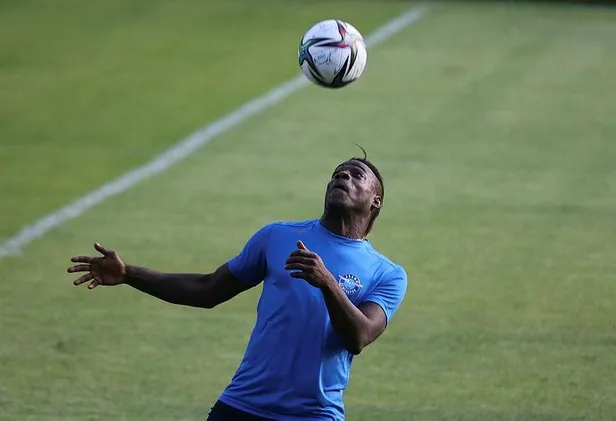 adana-demirsporun-yeni-yildizi-mario-balotelliden-belhandaya-gonderme-gol-atamazsam-onun-sucu-1626278295288.jpeg Adana Demirspor'un yeni yıldızı Mario Balotelli'den Belhanda'ya gönderme: Gol atamazsam onun suçu-2