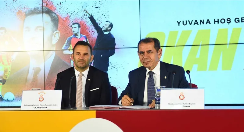 galatasaray-taraftarindan-dursun-ozbek-ve-okan-buruka-istifa-cagrisi-1724797385261.jpg Dursun Özbek ve Okan Buruk