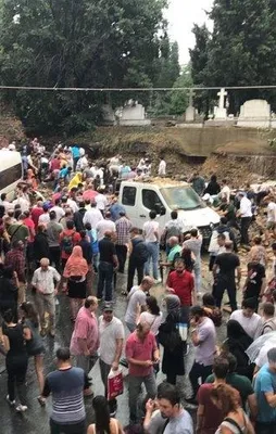 Şişli'de mezarlık duvarı yıkıldı... Yaralılar var