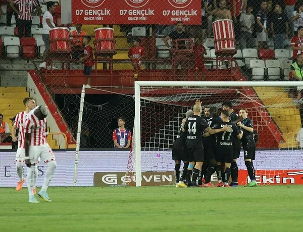 son-dakika-adana-demirspor-antalyaspor-engelini-3-golle-asti-kirmizi-kartlar-havada-uctu-1663442244615.jpeg Son dakika: Adana Demirspor Antalyaspor engelini 3 golle aştı! Kırmızı kartlar havada uçtu-2