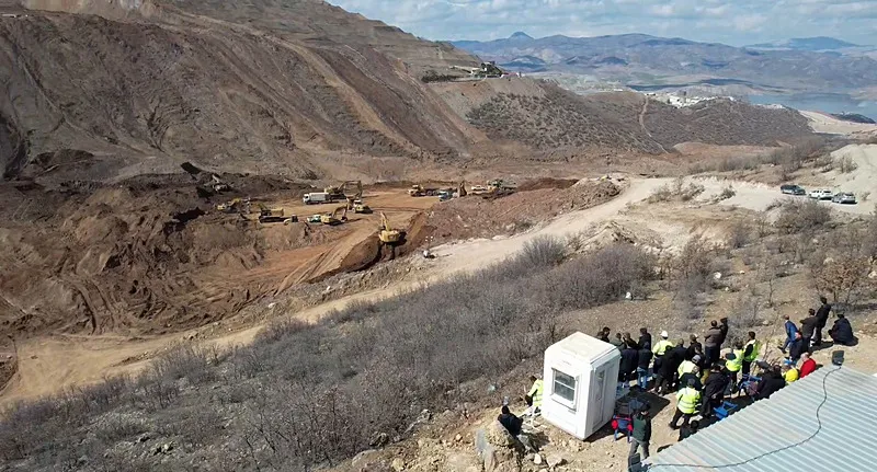 Son dakika: Erzincan İliç'teki toprak kaymasının yeni görüntüleri ortaya çıktı-9