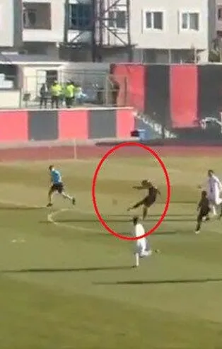 TFF 2. Lig'deki Vanspor-İnegölspor maçında Hamza Küçükköylü'den kaleden kaleye gol!