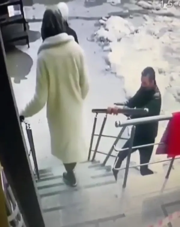 yuzsuz-hirsiz-umraniyede-yanindan-gecenlere-aldiris-etmeden-merdiven-korkuluklarini-caldi-1647418104365.jpg Yüzsüz hırsız! Ümraniye'de yanından geçenlere aldırış etmeden merdiven korkuluklarını çaldı-2