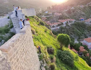 Annesi oğlunu bir tekmeyle öldürmüş!