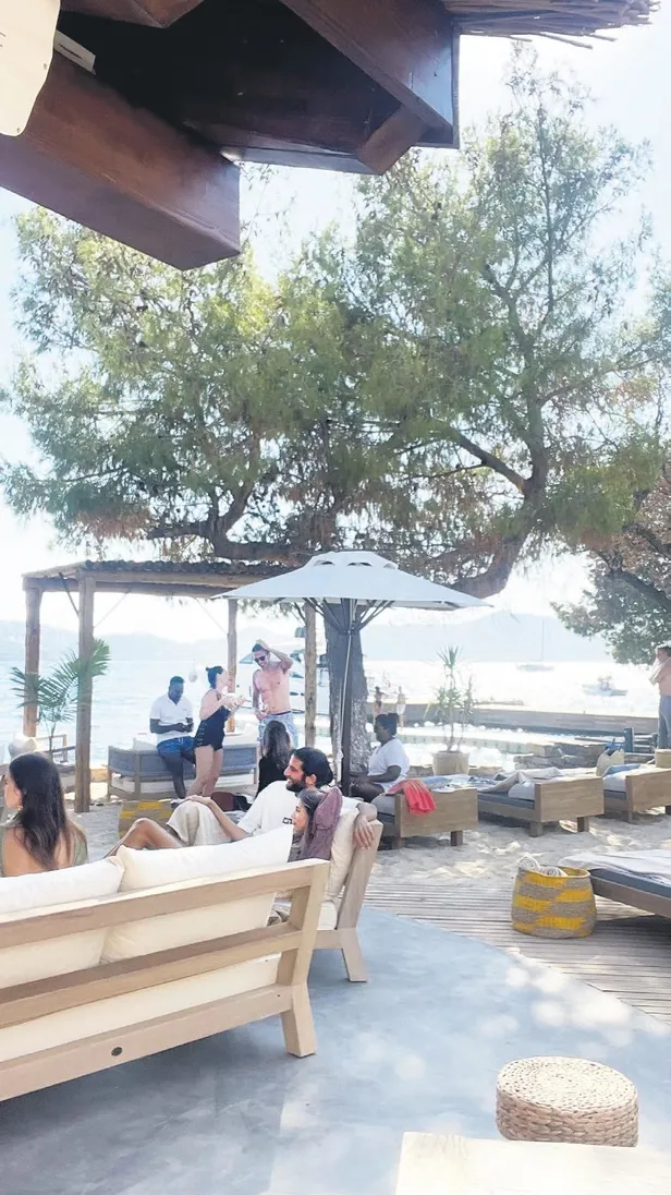 Şevval Şahin ve sevgilisi Murat Kazancıoğlu yakalandı! Kimseye aldırış etmedi