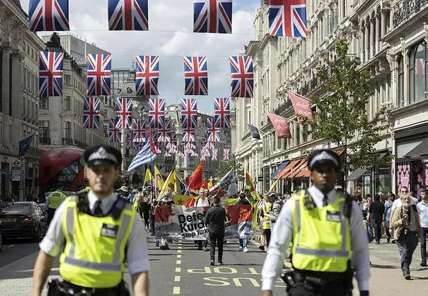 londradaki-pkklilar-bir-azerbaycan-turkune-saldirdi-onlar-zafer-isareti-yapti-ben-de-bozkurt-1654976762852.jpeg Londra'daki PKK'lılar bir Azerbaycan Türküne saldırdı: "Onlar zafer işareti yaptı, ben de Bozkurt"-5