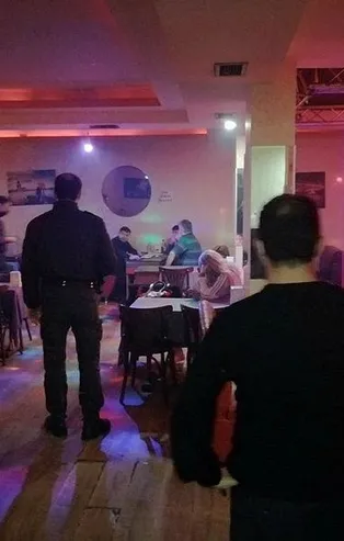 Kısıtlamaya rağmen müzikholde akılalmaz görüntü! Eğlenceye polis baskını