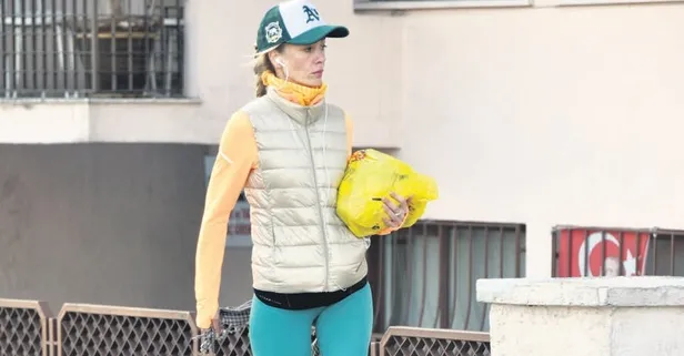 Alışveriş poşetleriyle otobüs bekleyen Bade İşçil'in tutumlu halleri gündem oldu: 13 yıldır aynı ayakkabıyı giyiyorum